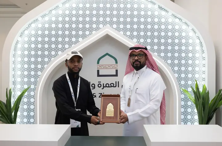 A Muhrim Tours founder receiving a plaque of recognition at the Umrah and Ziyarah Forum